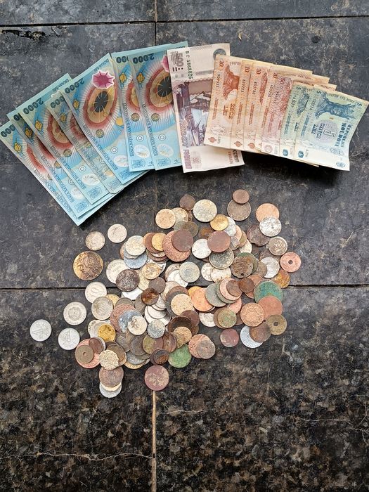 Vând un lot de bancnote și monede,monedele în stare slabă și unele în condiție buna
