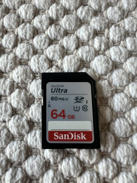 Vand Canon DSLR 600D cu ceva accesorii