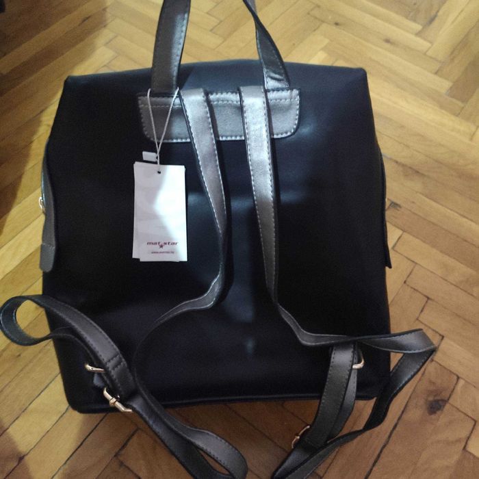 НОВА страхотна дамска кожена раница с капси с етикет