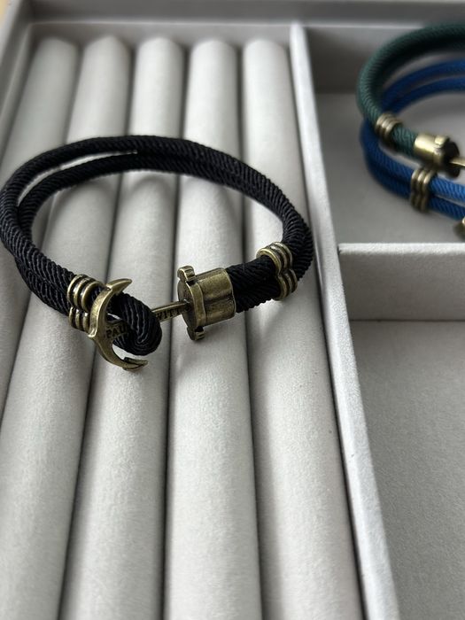 Гривни с котва / различни цветове /