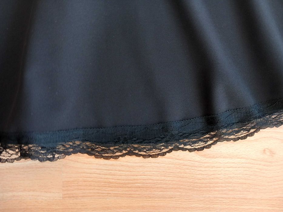 Дамска пола с дантела