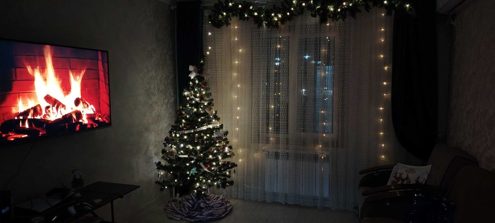 Елка с игрушками и росой