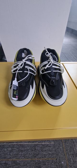 Adidași Balmain.