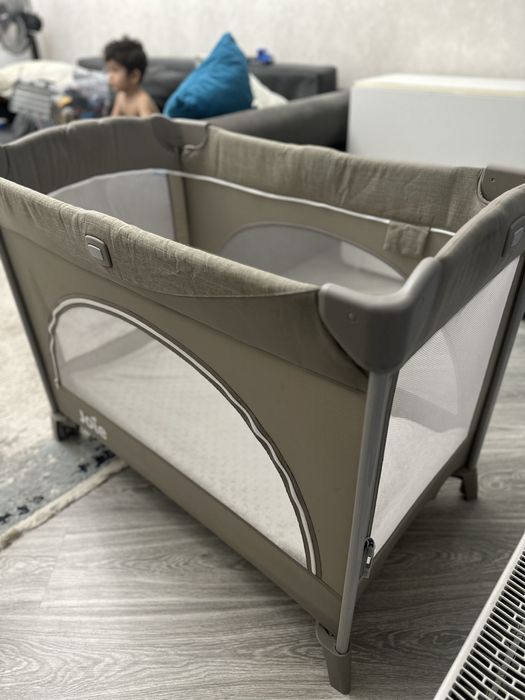 Продам кроватку Joie