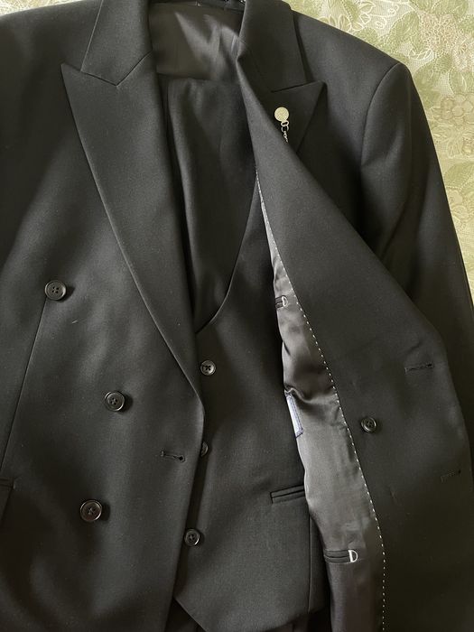 Двубортный костюм тройка