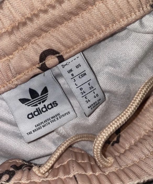 Pantaloni de la adidas cu capse pe lateral care de deschid.PLATA DOAR LA LIVRARE