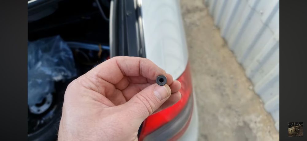 Нит за горните кори на на багажника на Мерцедес W211