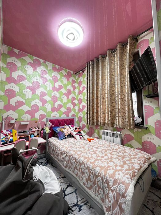 Продаётся двухкомнатная переделанная в 3х на м-в Ялангач