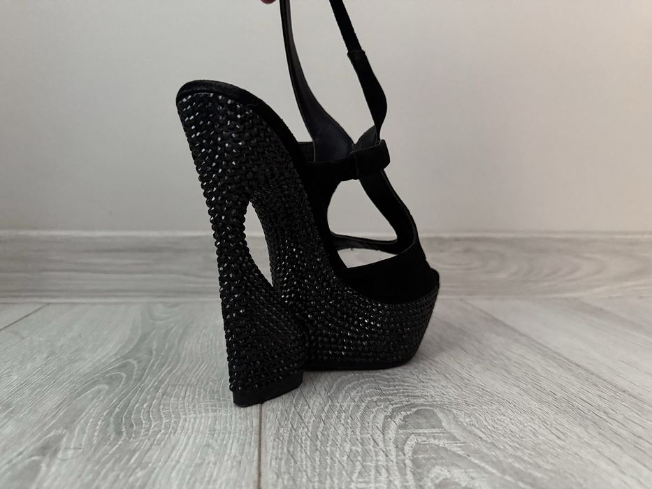 Елегантни високи обувки с камъни