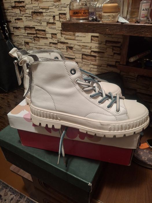 Продаётся обувь.