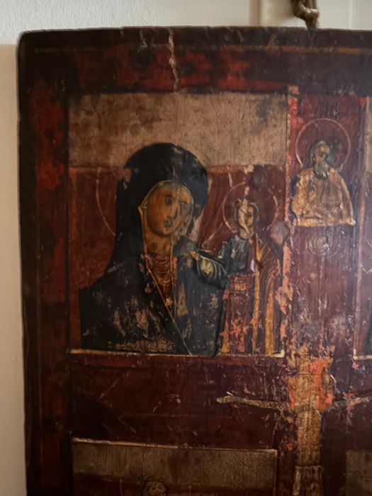 Icoana Veche, deosebita