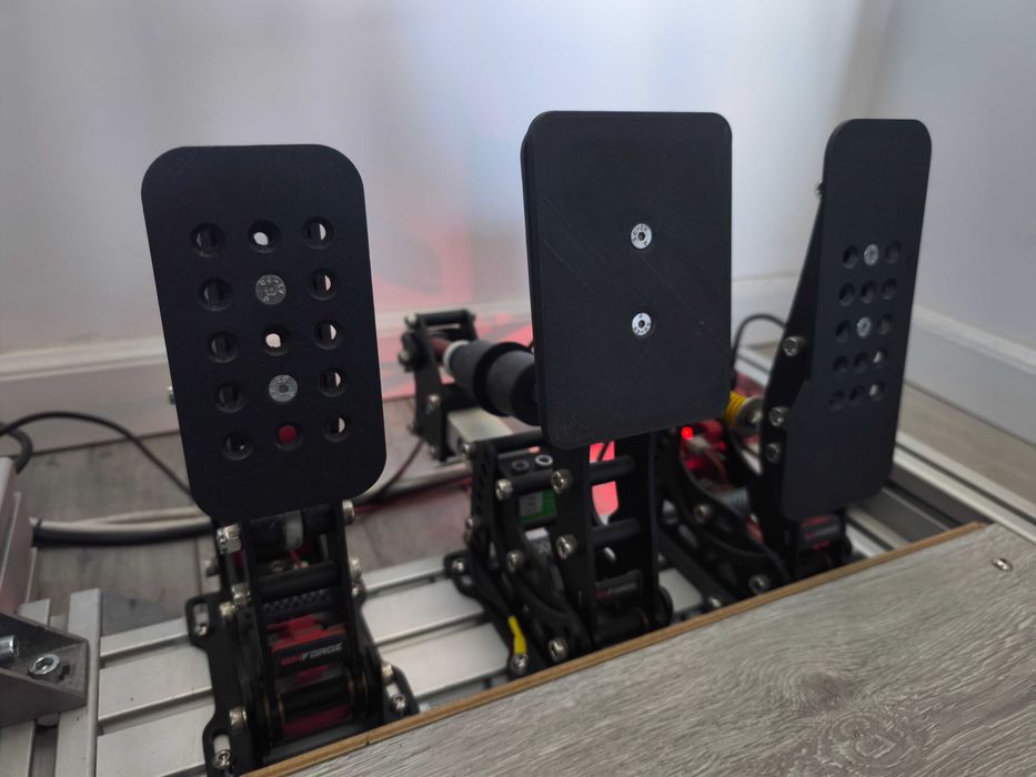 Simulator/cockpit auto - Moza R9, pedale SimForge + accesorii