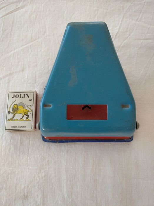 Дырокол канцелярский