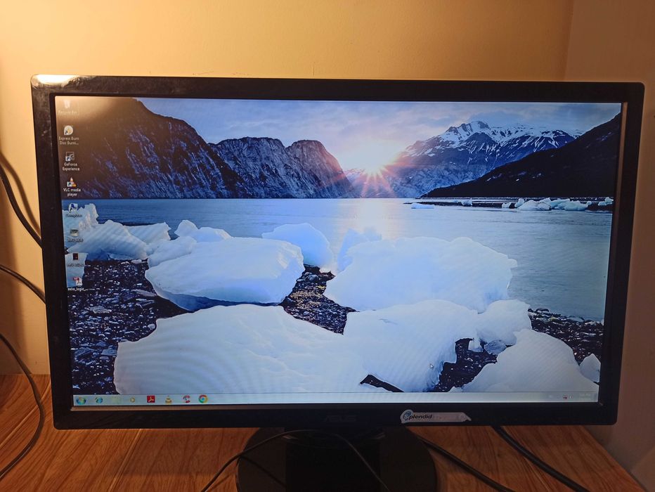 Продавам монитор ASUS VE228