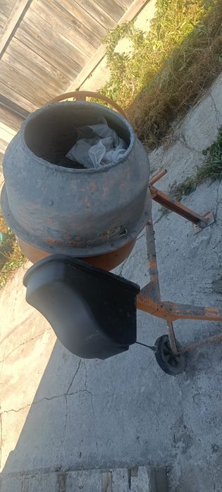 Бетонамешалка большой.