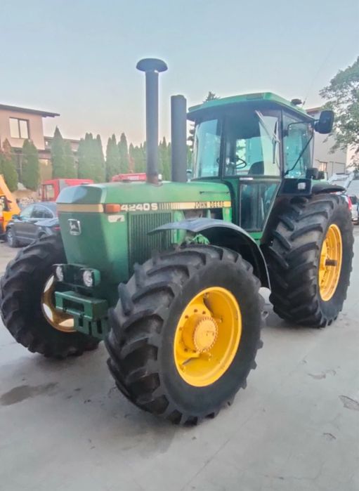 Трактор John Deere 4240