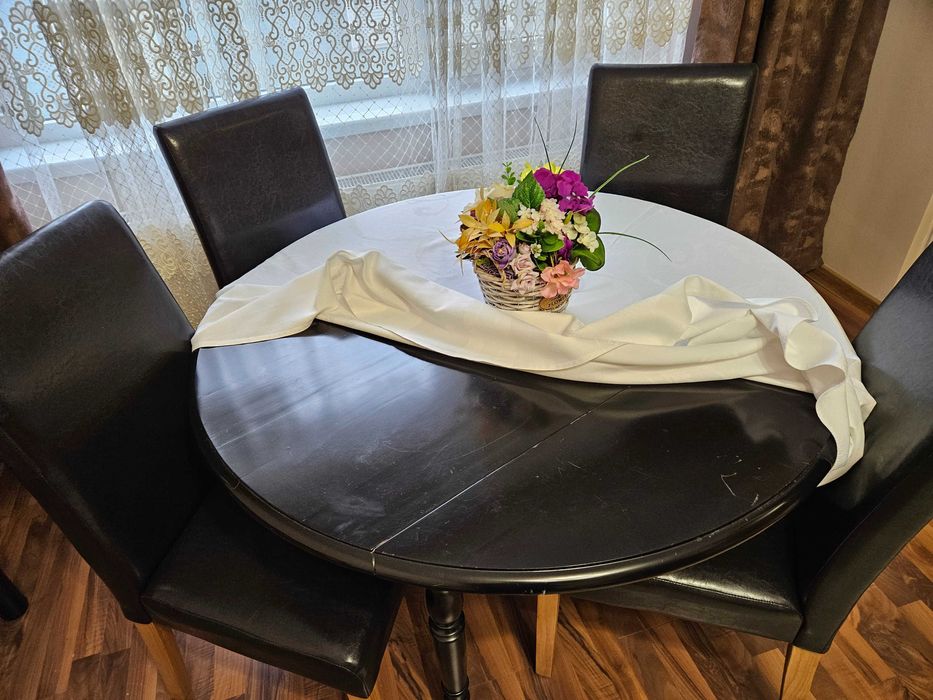 Masă extensibilă din lemn masiv + 4 scaune tapițate – stare bună