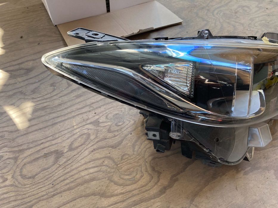 Десен фар за Mazda 3. 13-17. С забележки.