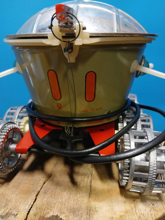 Стара СССР играчка луноход.