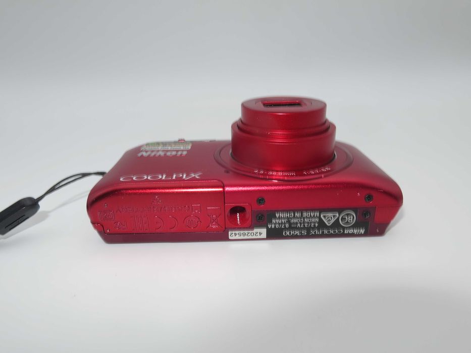 Nikon Coolpix S3600 ултра компактен цифров фотоапарат, червена дигитална камера, в отлично състояние, пълен комплект с нова батерия, работи перфектно!