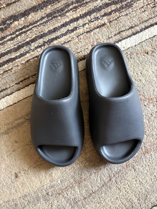 Yeezy slides ( nu nike , adidas , puma )