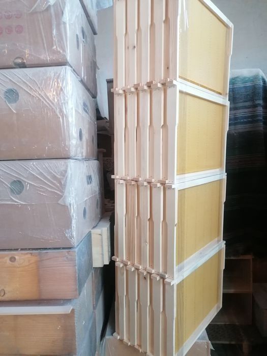 Пчелни рамки с монтирана восъчна основа