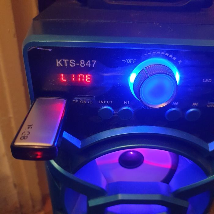 Boxă   2 difuzoare cu B.T., stick. radio , card, aux.