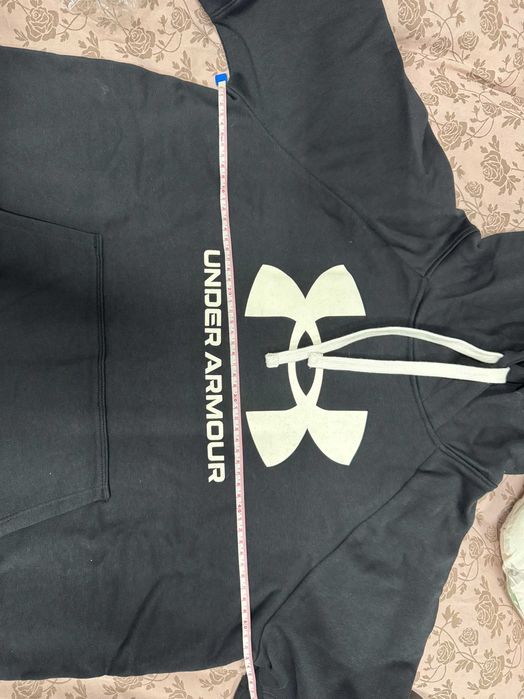 Продавам Under Armour черен дамски суичър с качулка (hoodie), размер М