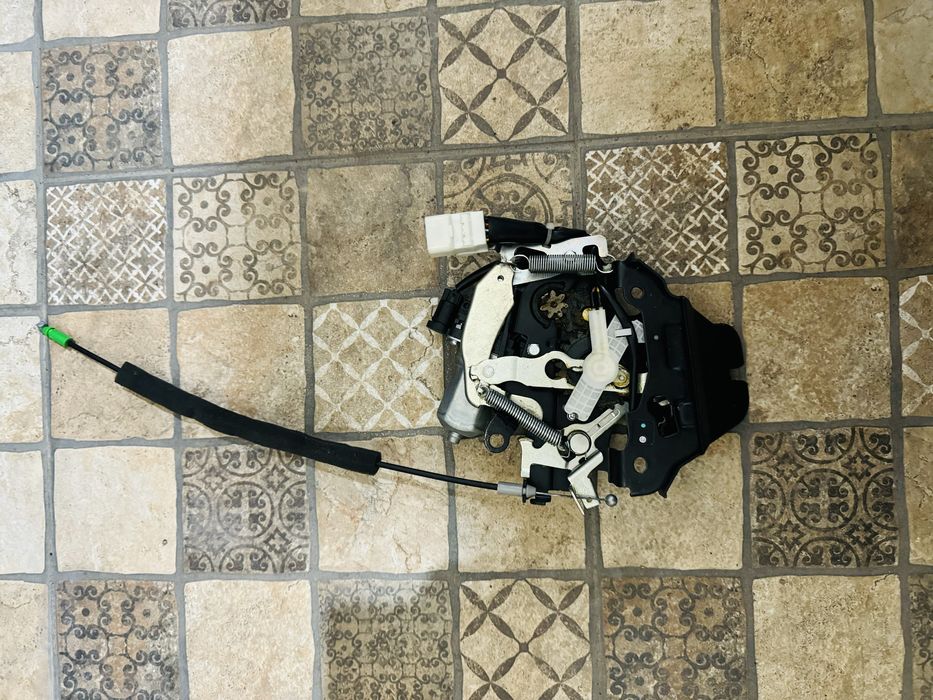 Продам замок багажника от Lexus Ls460