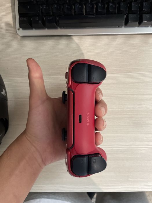 Продам оригинальный джойстик от Ps5