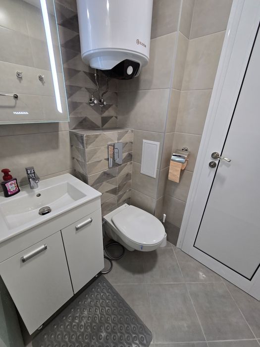 Под наем нов двустаен, Гранд мол