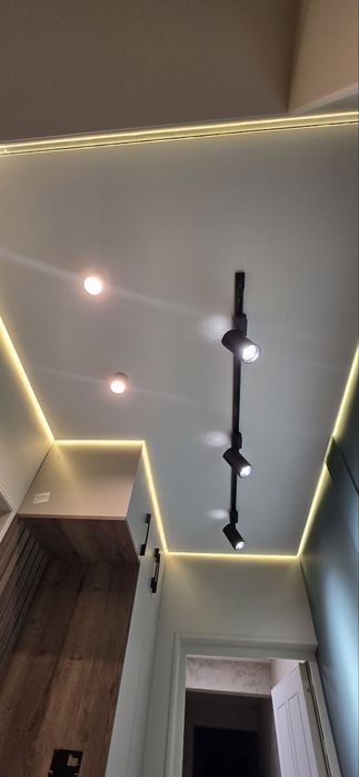 Natijnoy patalok xar xil turdagi Натяжные потолки разных цветов.