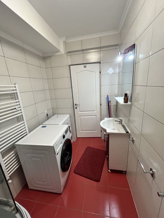 Inchiriez apartament si parcare in Donath Park