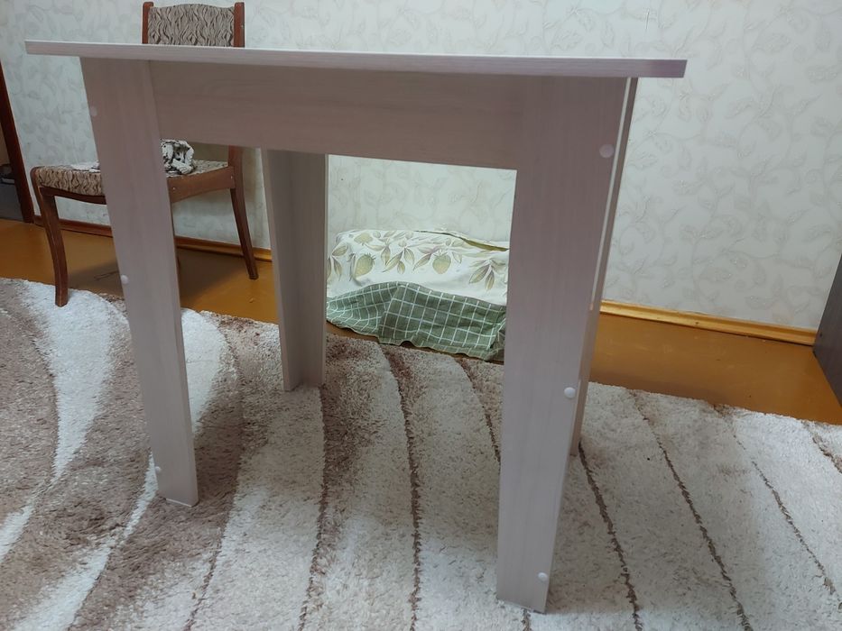 Стол из светлого дерева