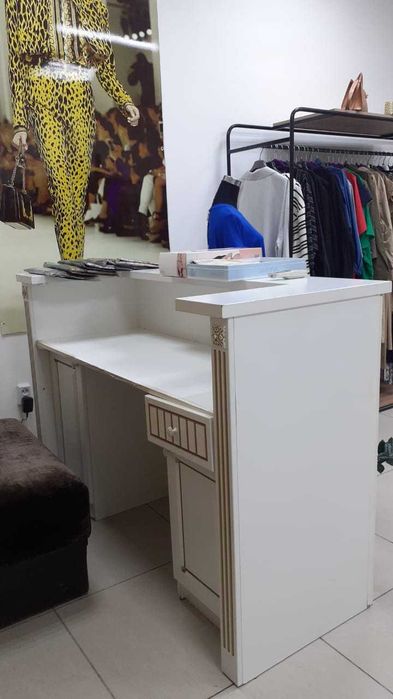 Продам тумбы и стол и вешалки