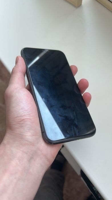 Продам Айфон 11.