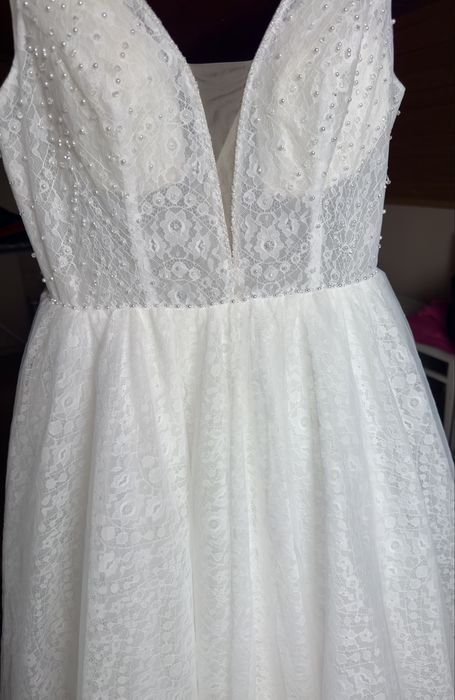 Булчинска рокля с перли , чисто нова- бял цвят. Отговаря на размер М.
