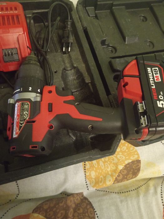 Vând trusa (bormașină) Milwaukee m 18
