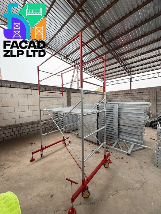 Мобильные строительные леса на домкратах с верхним ограждением