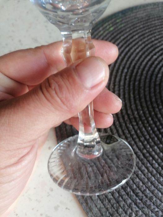 Set de pahare fabricat manual în România și conține peste 24% oxid de plumb, impecabile