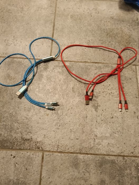 2 cablu cu 3 mufe de încărcare pentru telefon mobil. La 20 lei bucata.