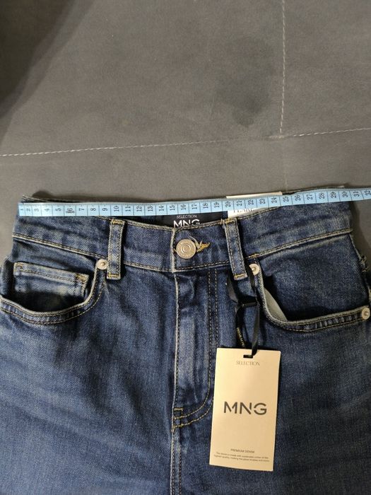 Джинсы от MANGO умеренный клёш женские