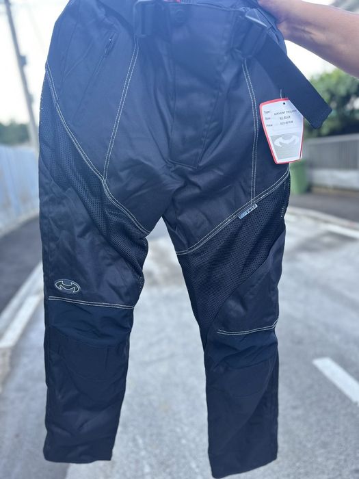 Мото панталони и гащеризони.