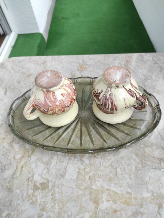 Căni  din ceramică smălțuită, lucrate și pictate manual, specifice ceramicii tradiționale românești, de la Corund.