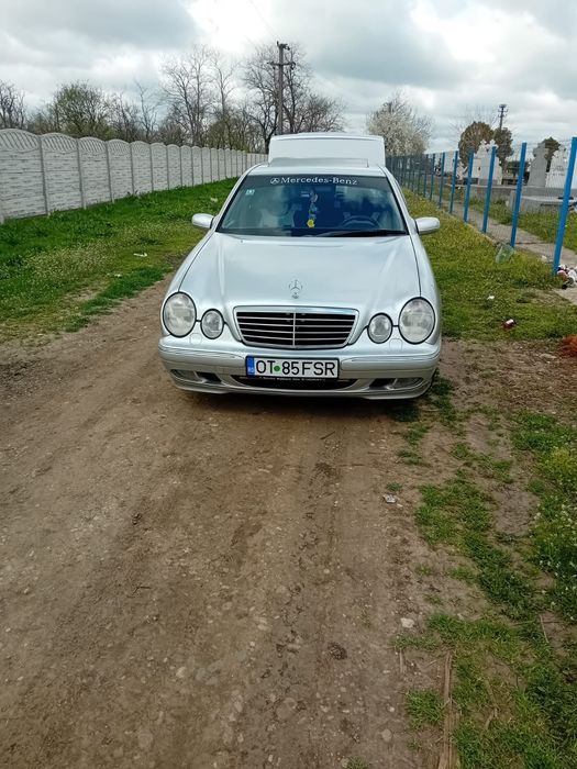 Mercedes-Benz  masina merge foarte bine