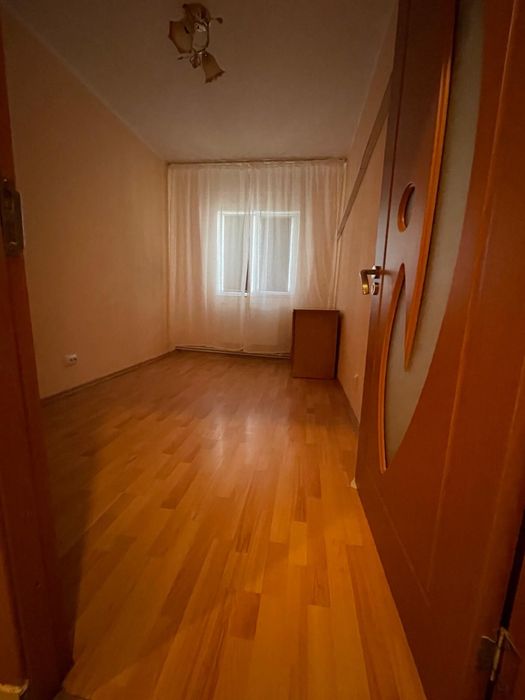 Inchiriez apartament  3 camere