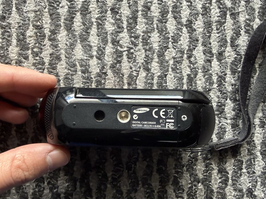 OFERTĂ ȘOC: Cameră Video Samsung Ultra-Compactă + Geantă Premium Samsonite CADOU!