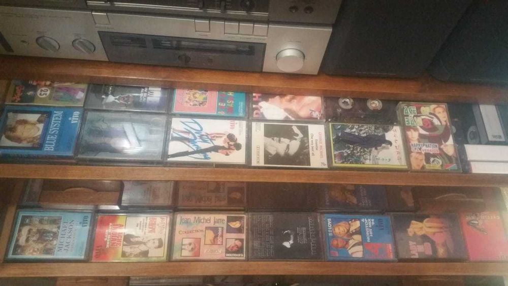 Viniluri,casete audio-video ,CD.uri ,banda magnetofon si camera v.