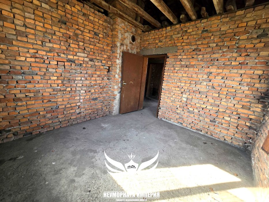 Продавам двуетажна къща 175РЗП и двор 890кв.м. с гараж в с.Кочево