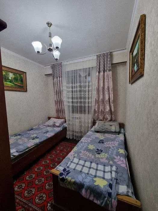 Uy sotiladi 3 xonalik kvartira 84 m/kv 2-qavatda sentrda yo'l yuzida